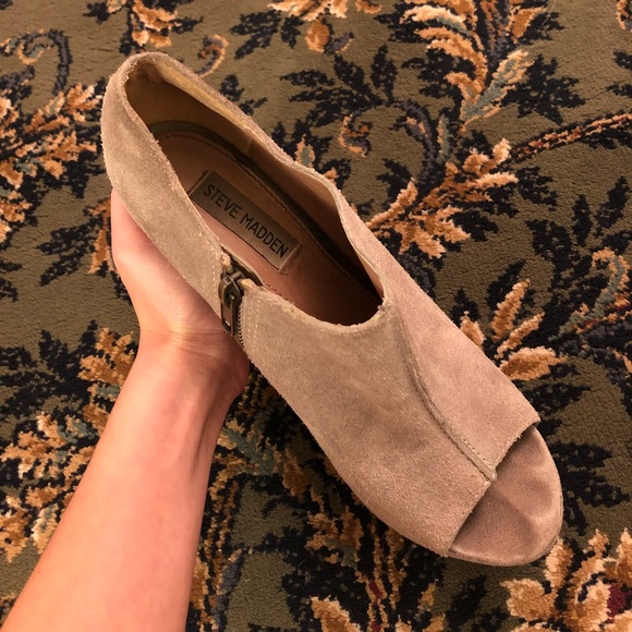 Gently USED Steve Madden Whistle Wedges. Size 8 - Picture 3 of 5
